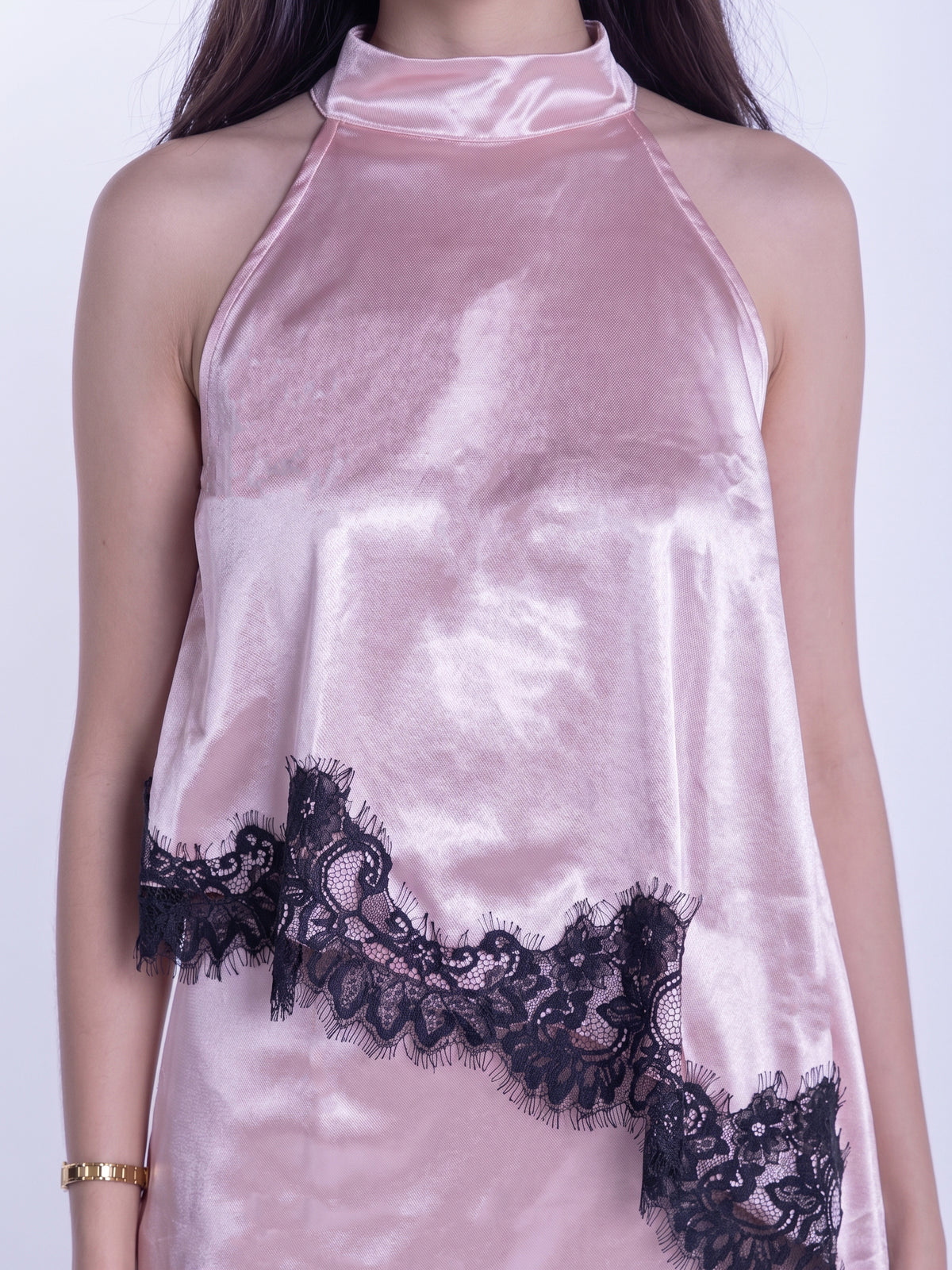 Conjunto rosa de blusa desigual con encaje y falda