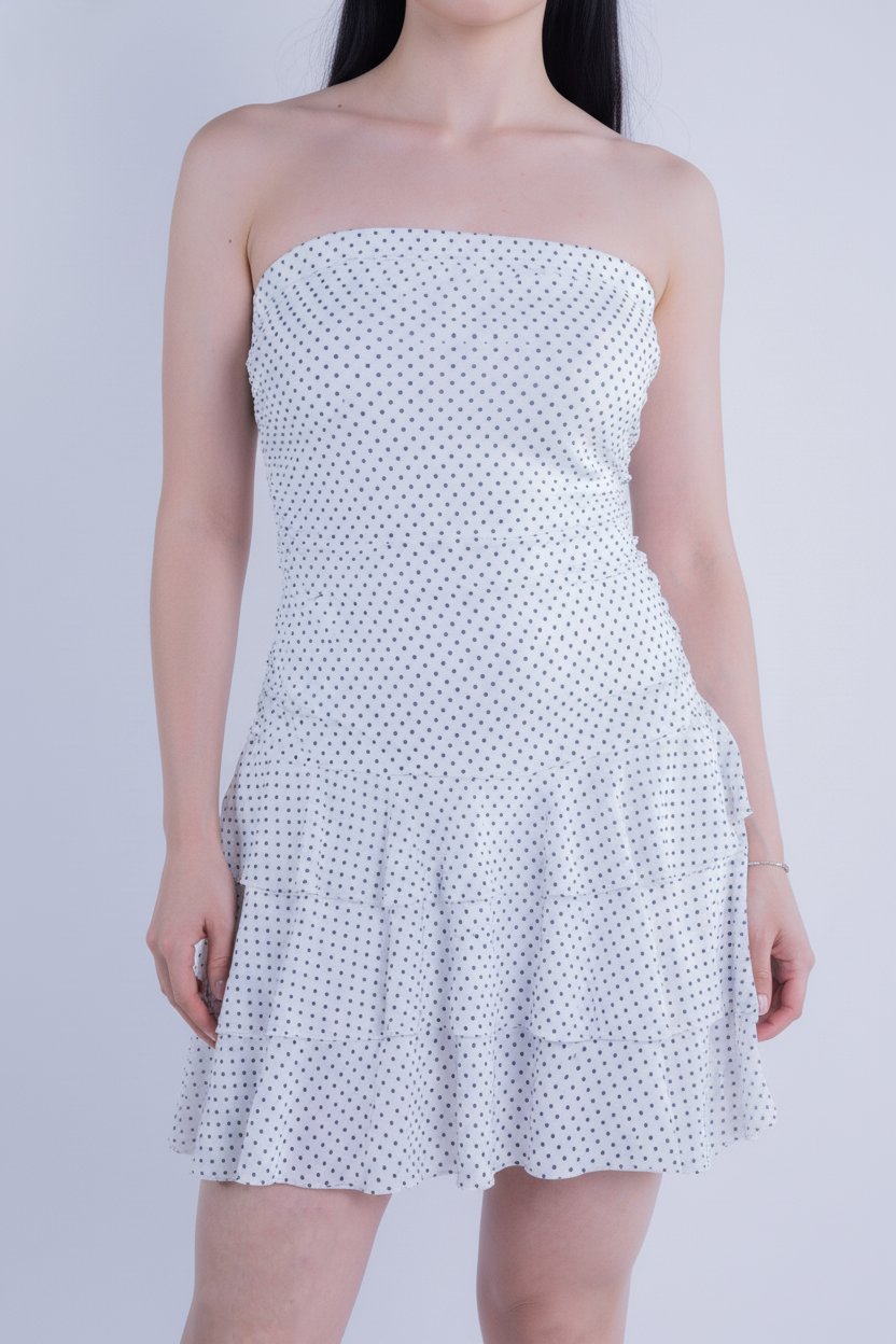 Strapless blanco de puntos con falda de olanes