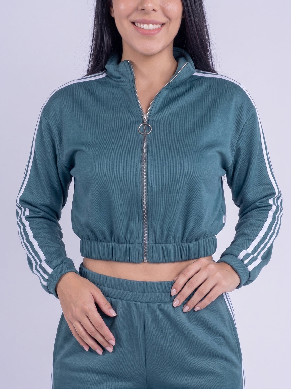 Conjunto deportivo verde con franjas laterales