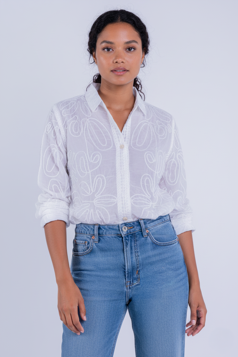 Blusa blanca abotonada con bordado transparente