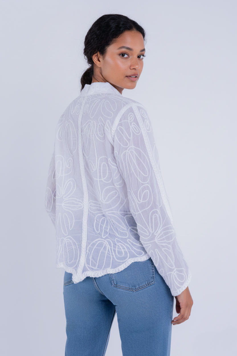 Blusa blanca abotonada con bordado transparente