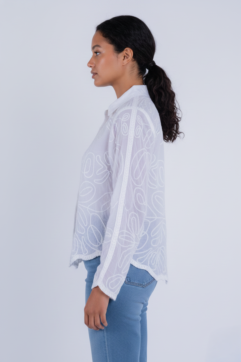 Blusa blanca abotonada con bordado transparente