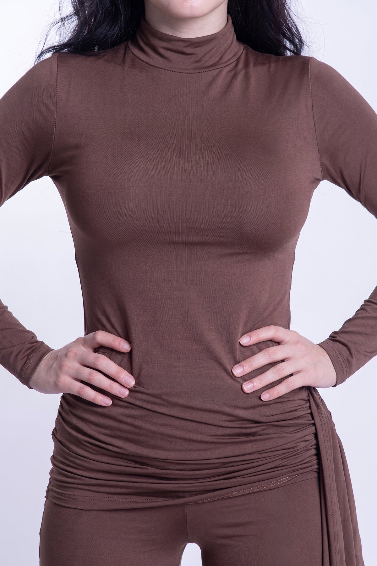 Conjunto cafe de blusa y pantalón cafe entallado