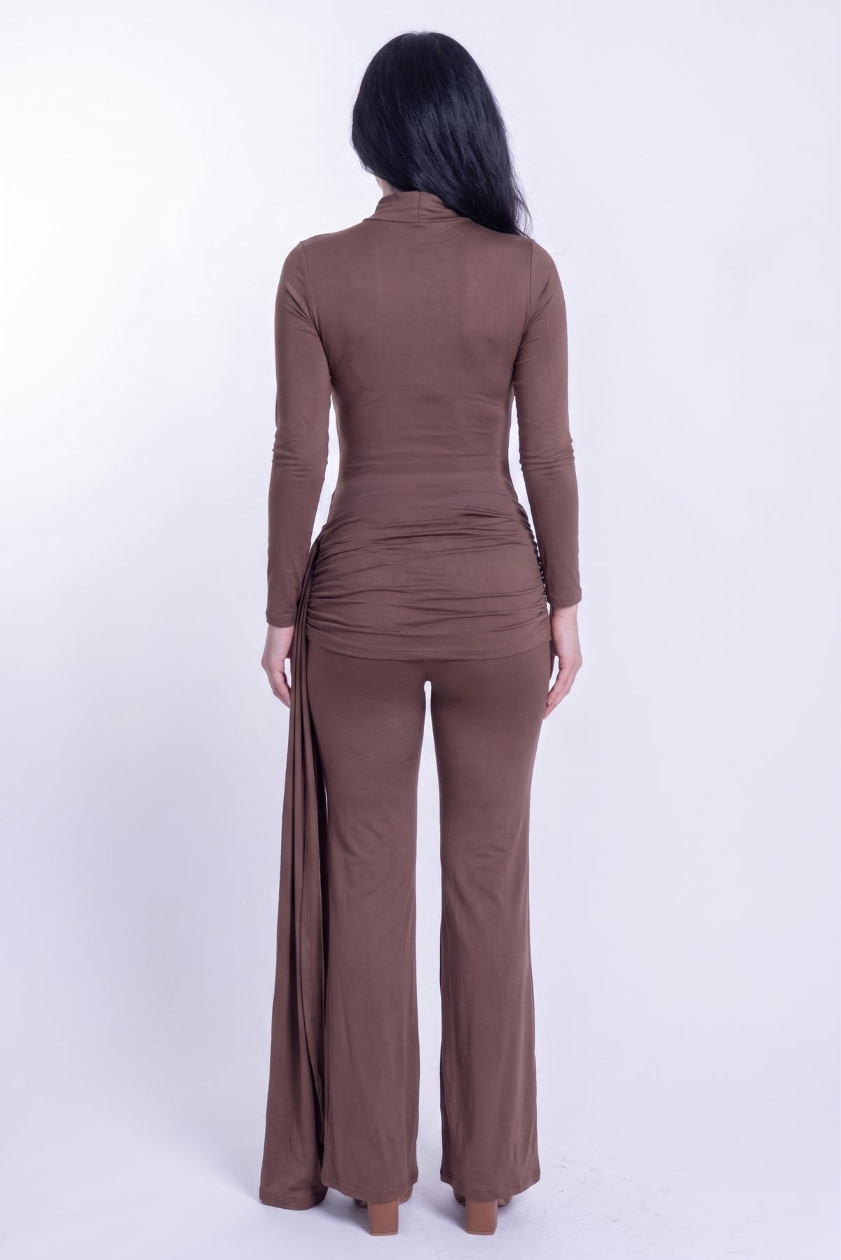 Conjunto cafe de blusa y pantalón cafe entallado