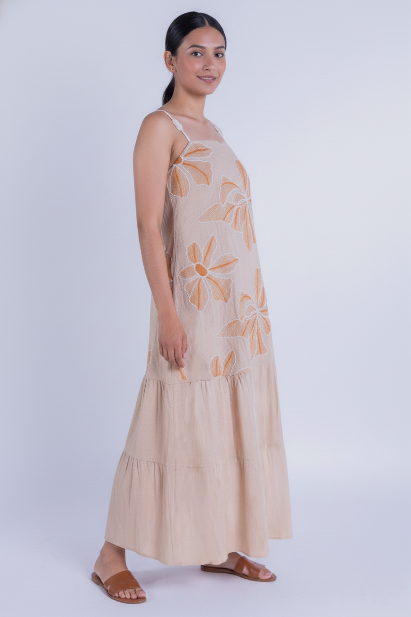 Vestido beige bordado de tirantes largo