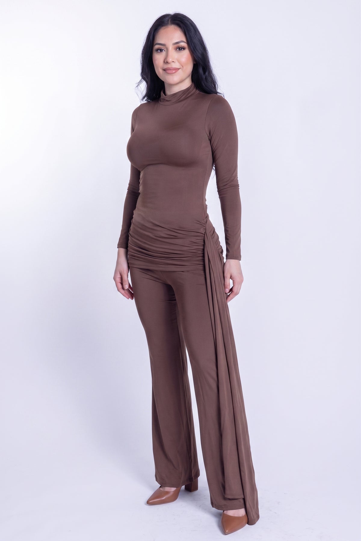 Conjunto cafe de blusa y pantalón cafe entallado