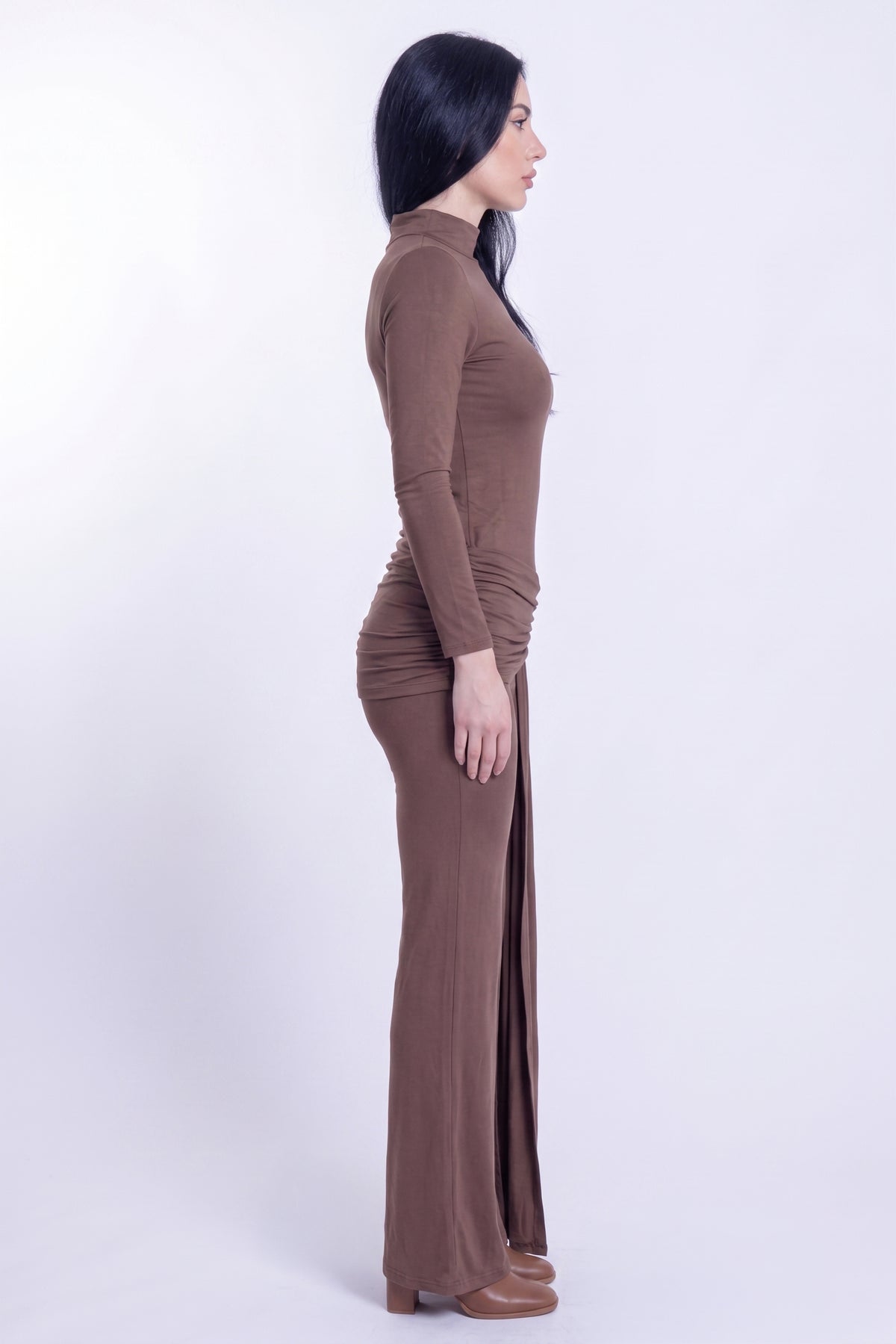 Conjunto cafe de blusa y pantalón cafe entallado