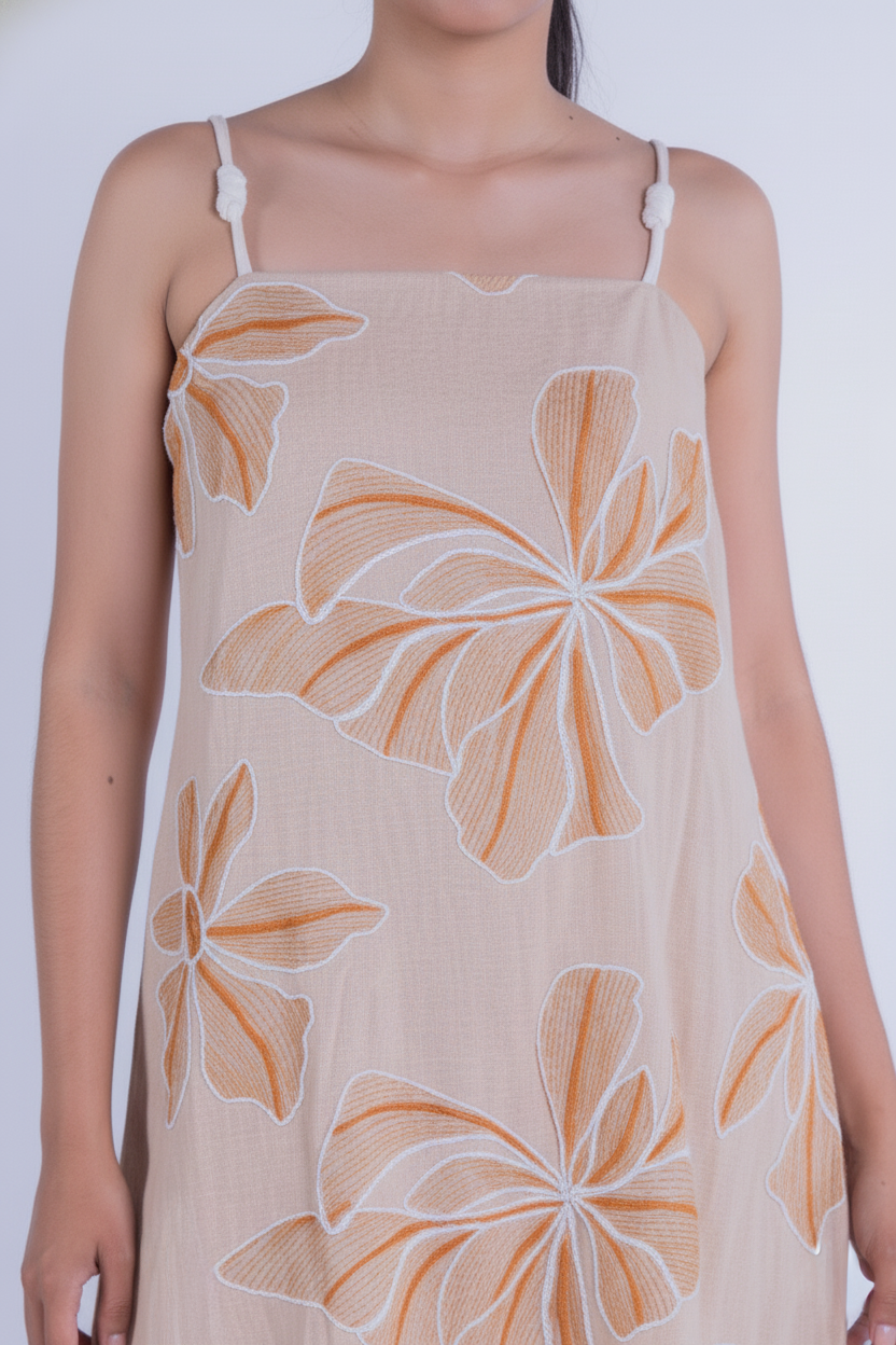Vestido beige bordado de tirantes largo