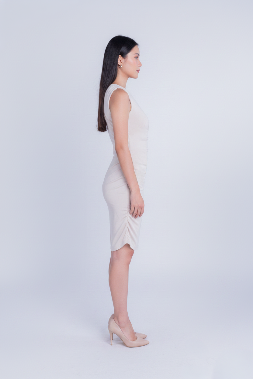 Vestido beige con plisado en los laterales de la cintura