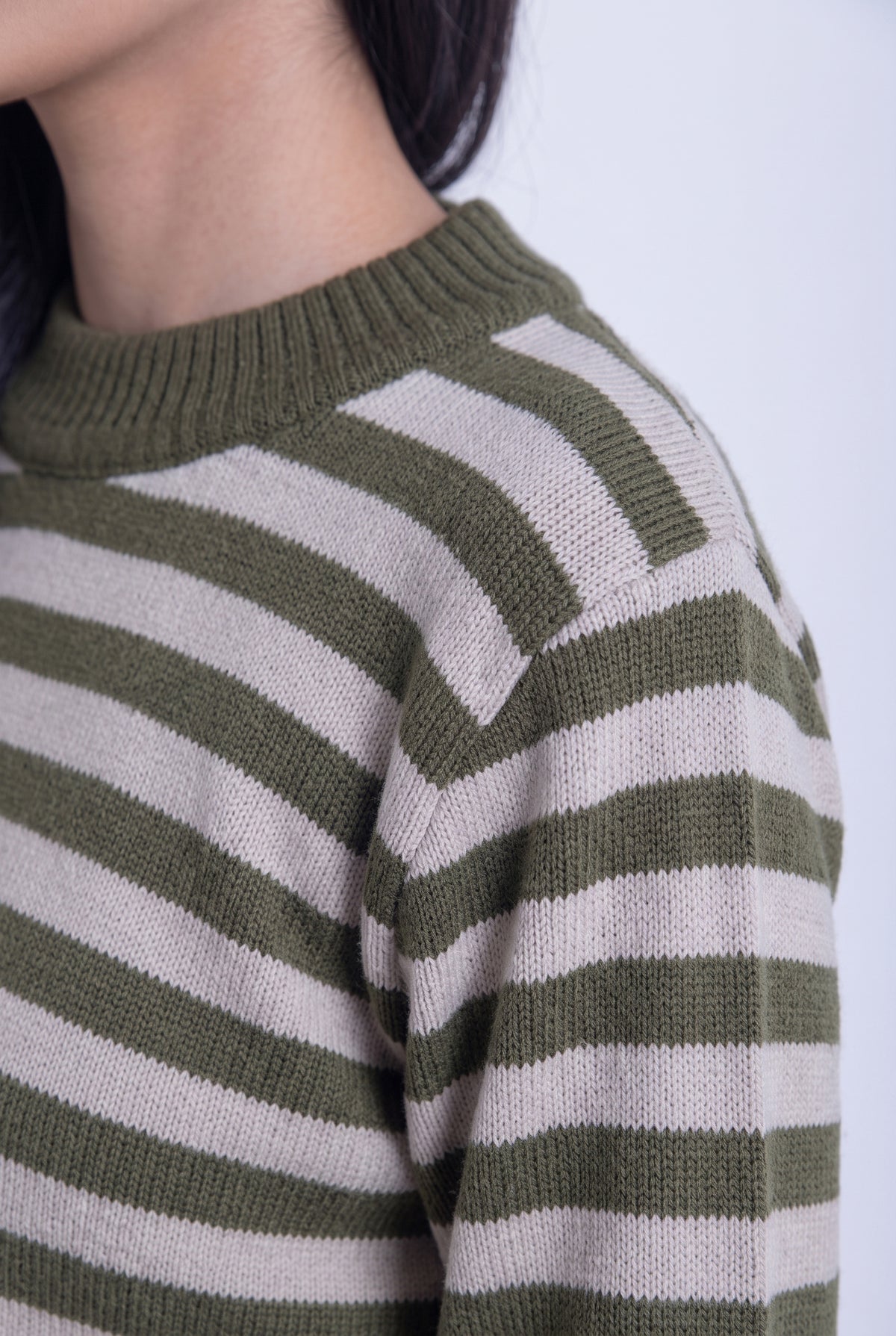 Suéter beige con rayas verdes cuello redondo