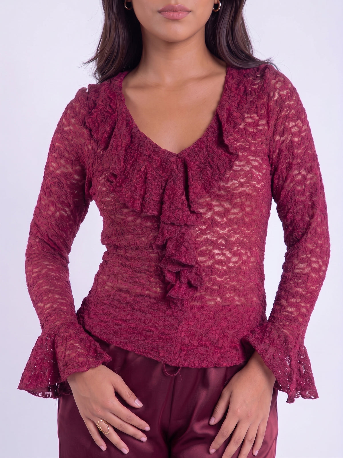 Blusa guinda de encaje con olanes y manga amplia