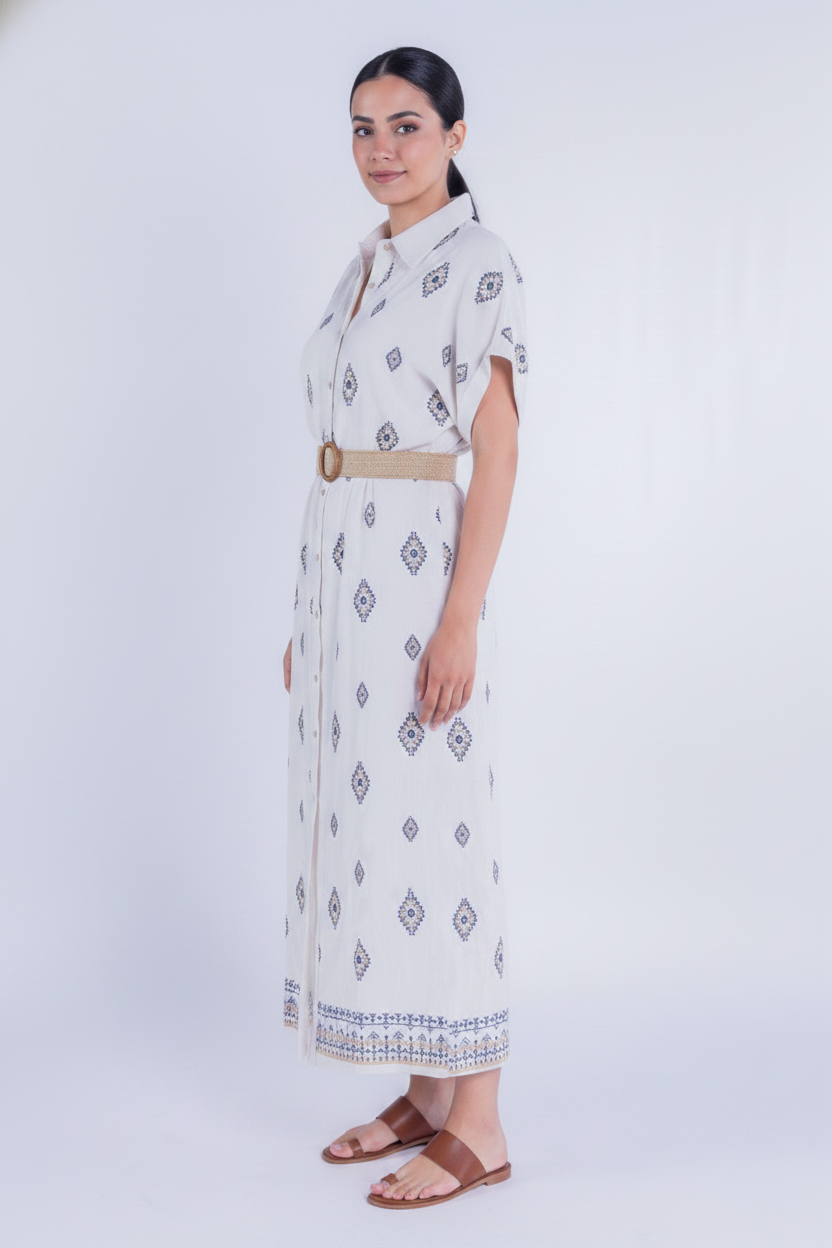 Vestido beige largo abotonado con cinturón de paja estampado