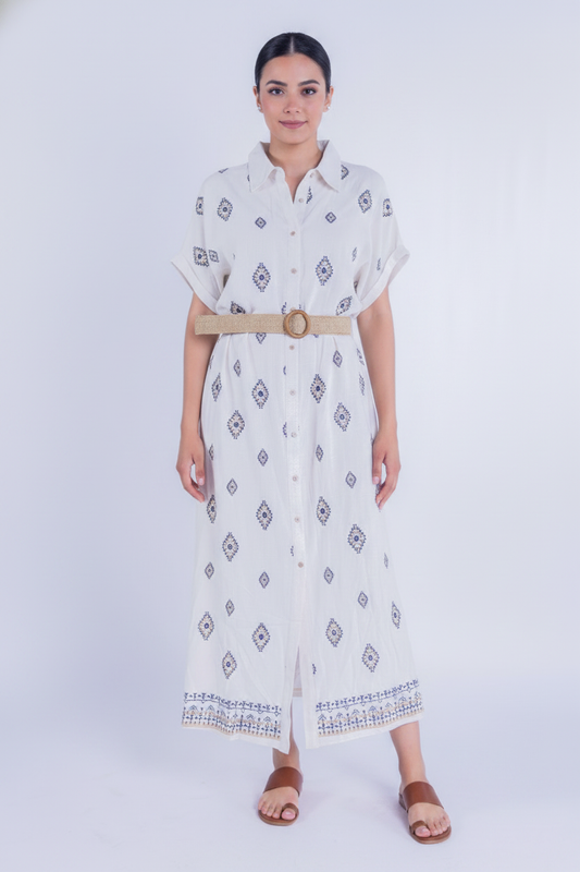 Vestido beige largo abotonado con cinturón de paja estampado