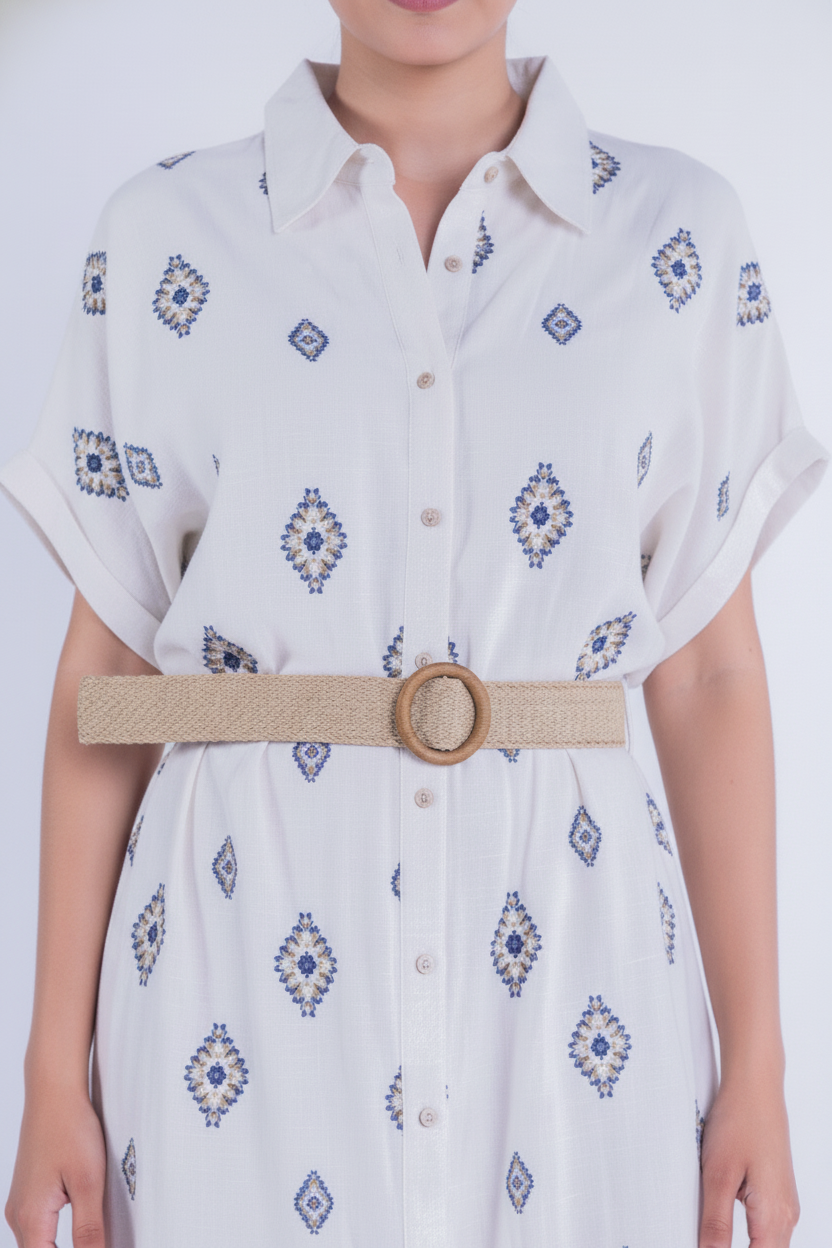 Vestido beige largo abotonado con cinturón de paja estampado