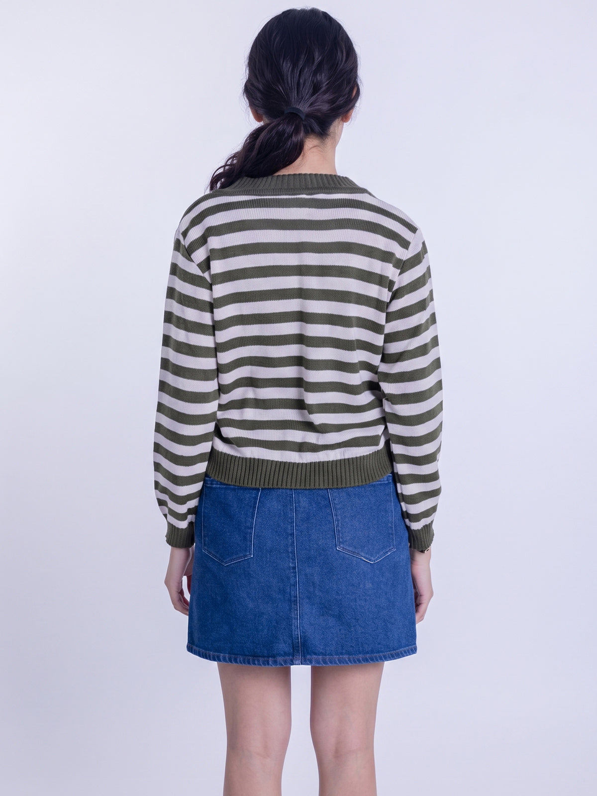 Suéter beige con rayas verdes cuello redondo
