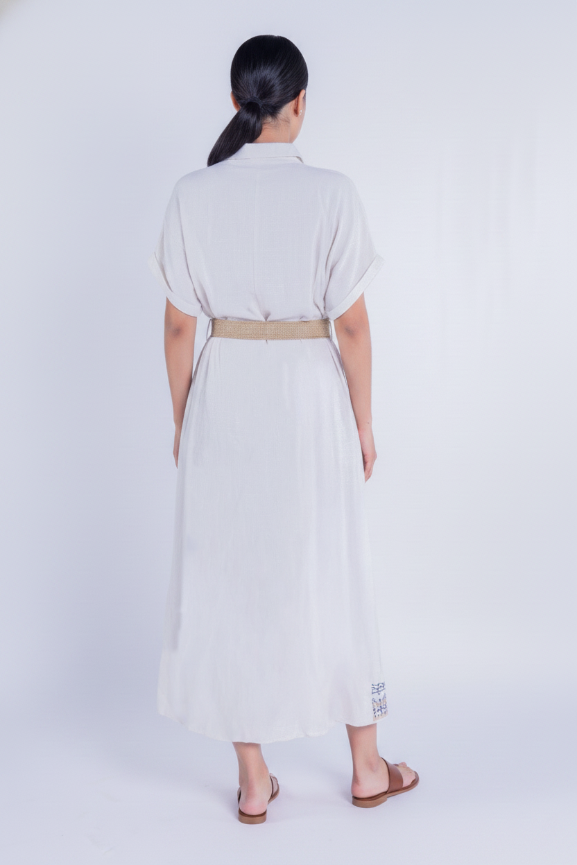 Vestido beige largo abotonado con cinturón de paja estampado