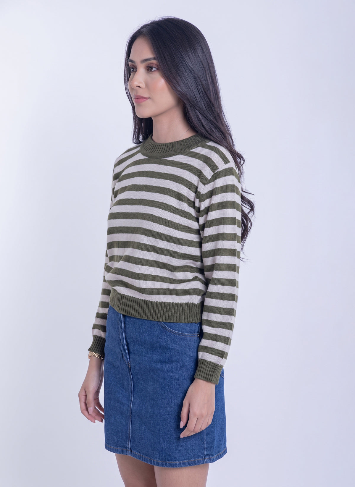Suéter beige con rayas verdes cuello redondo