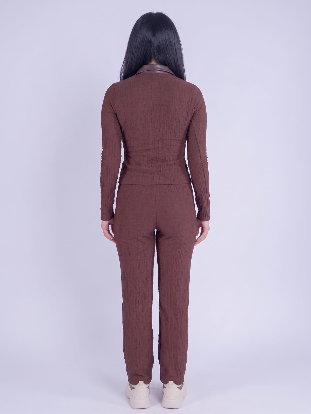 Conjunto cafe de blusa y pantalón tela mesh con detalles de vinil