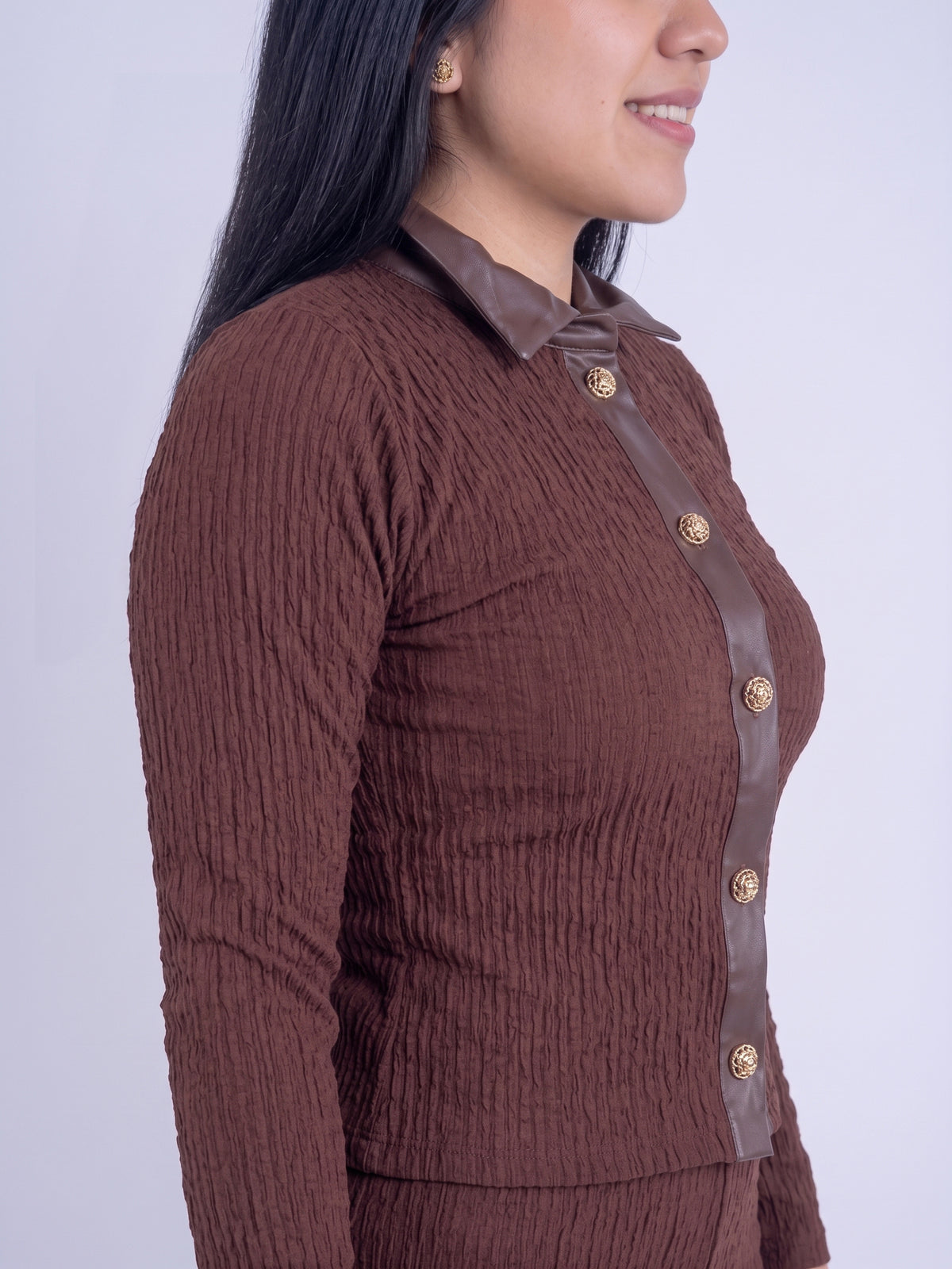 Conjunto cafe de blusa y pantalón tela mesh con detalles de vinil