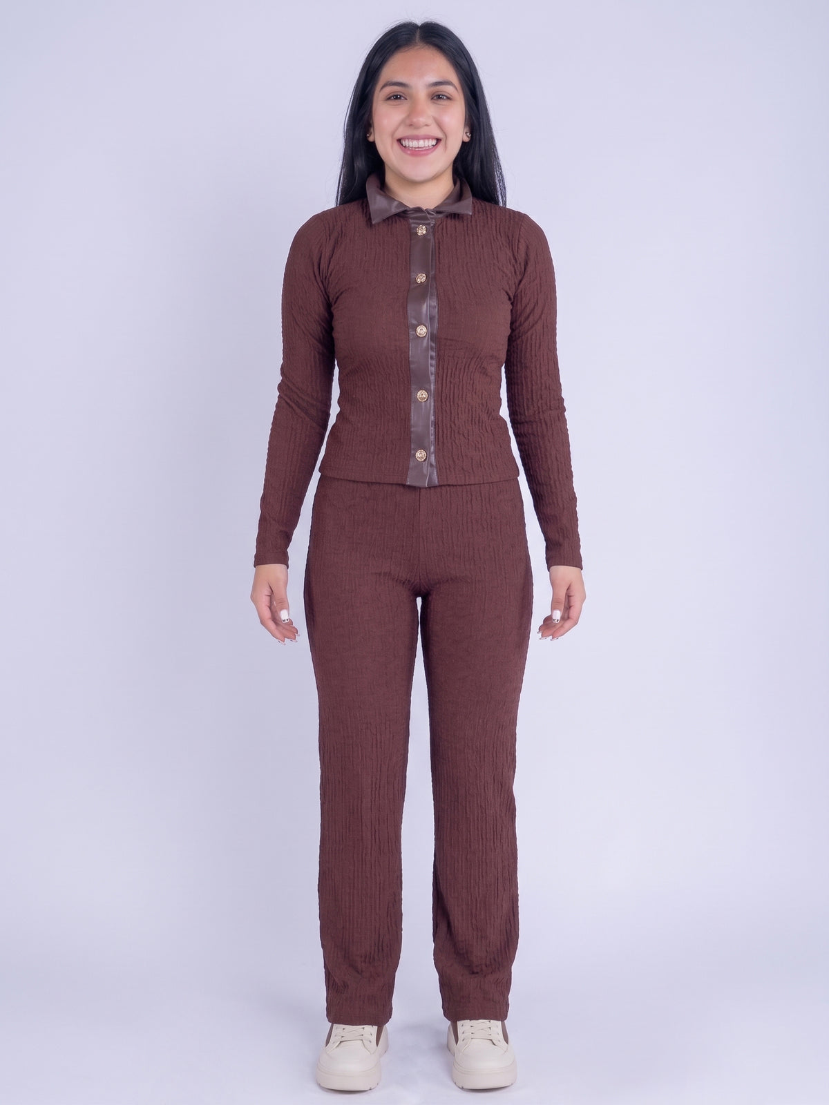 Conjunto cafe de blusa y pantalón tela mesh con detalles de vinil