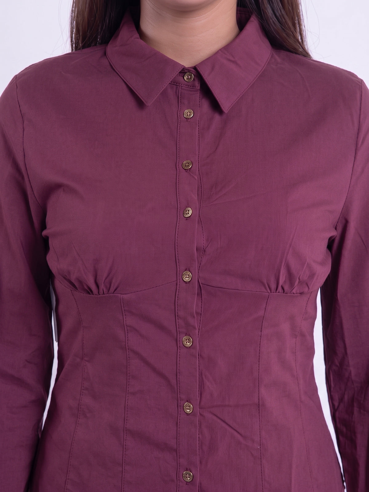 Blusa guinda abotonada con pinzas