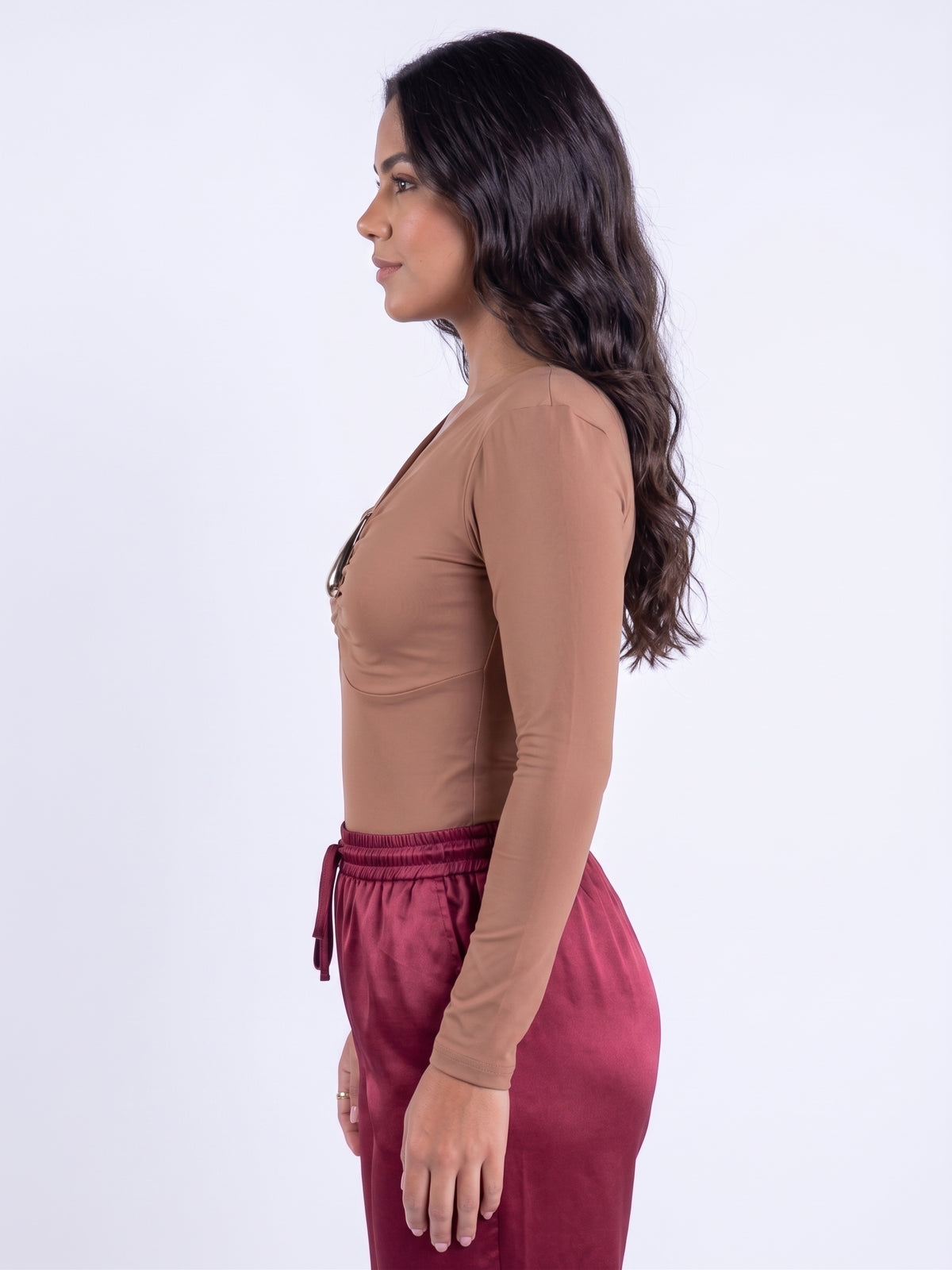Blusa cafe manga larga con prendedor en escote