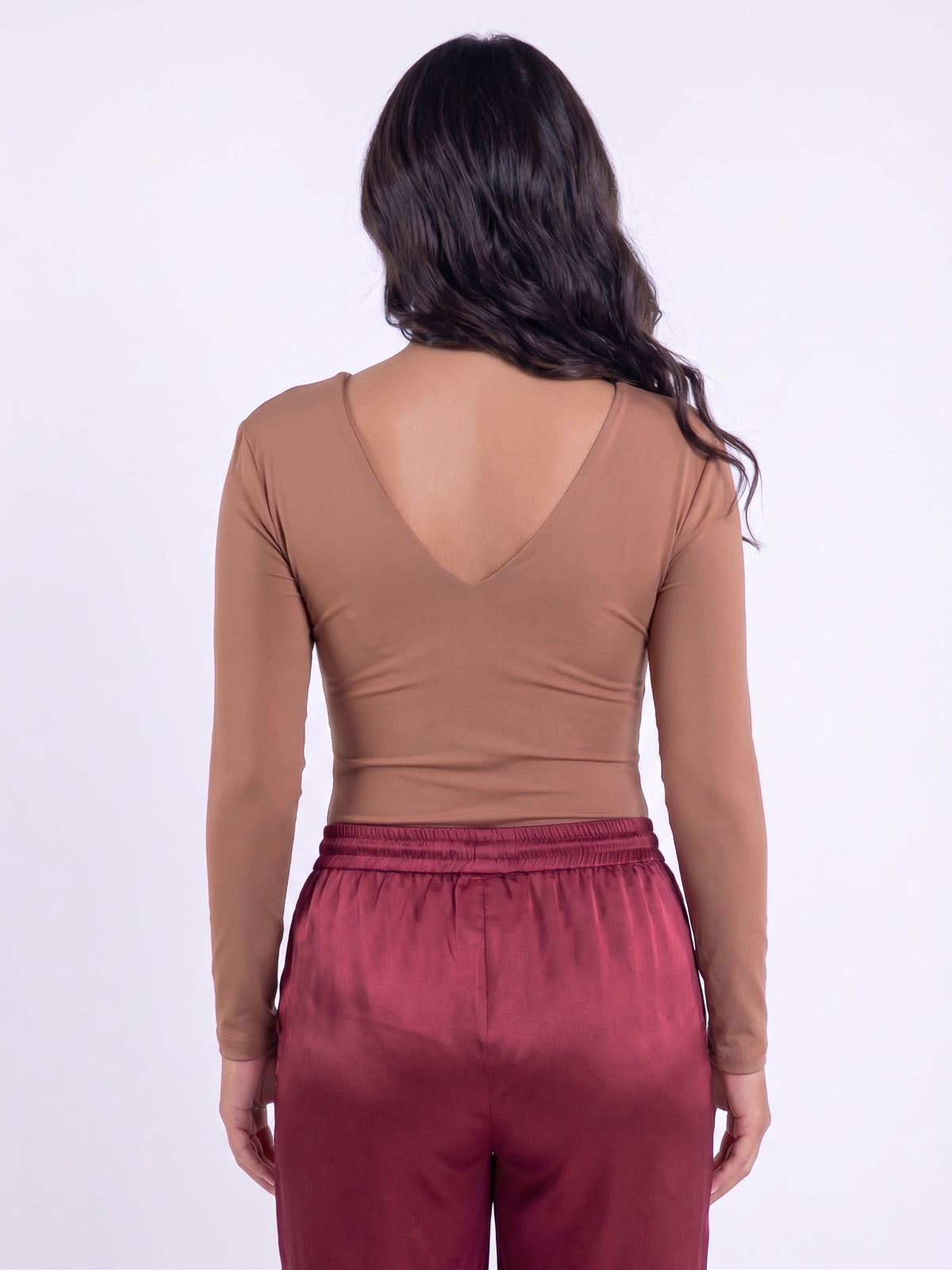 Blusa cafe manga larga con prendedor en escote