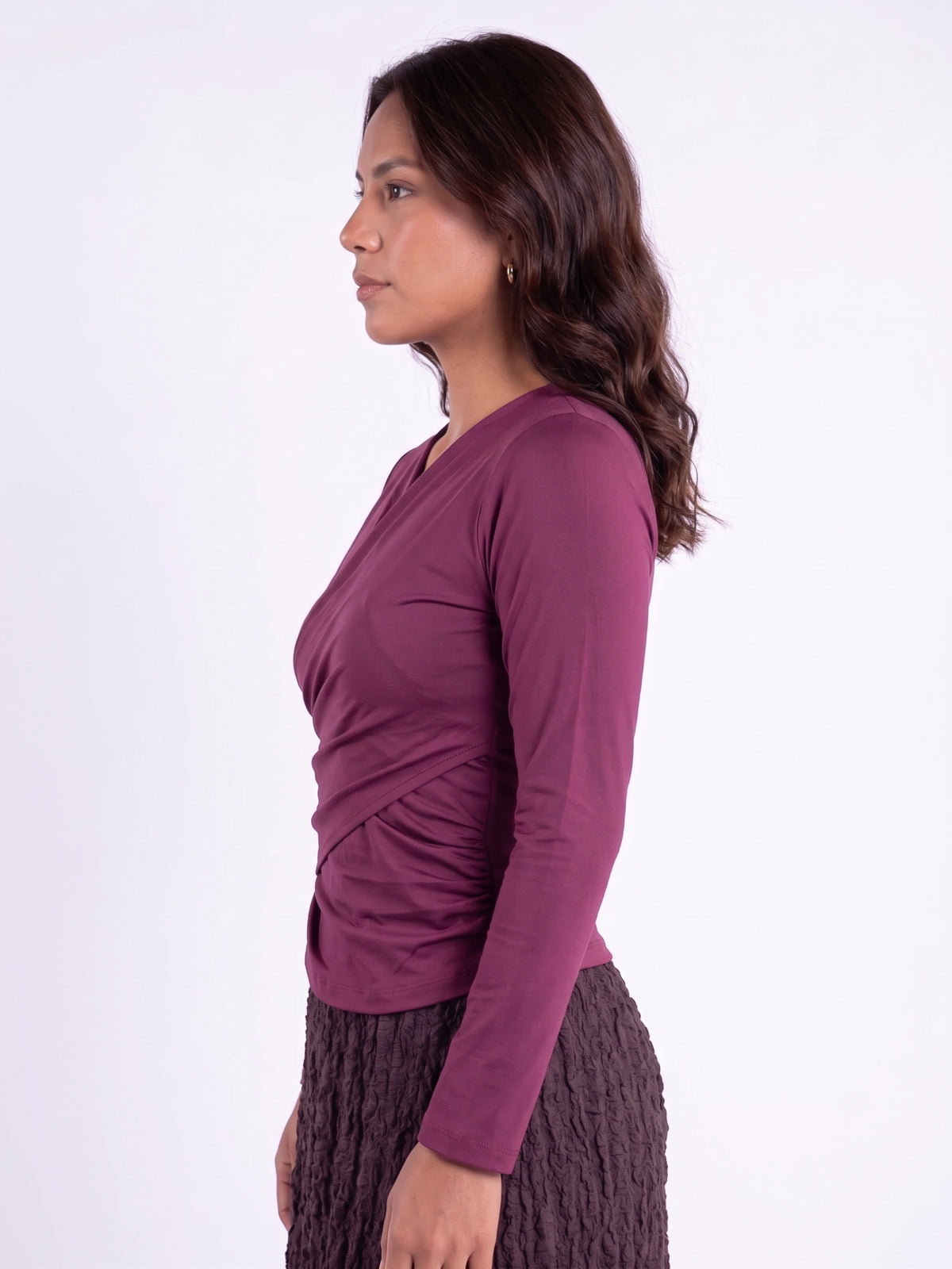 Blusa guinda cruzada con prendedor lateral