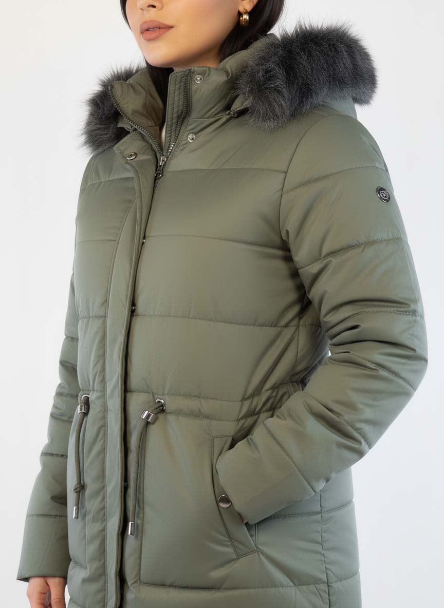 Chamarra capitoneada verde larga con elástico en cintura