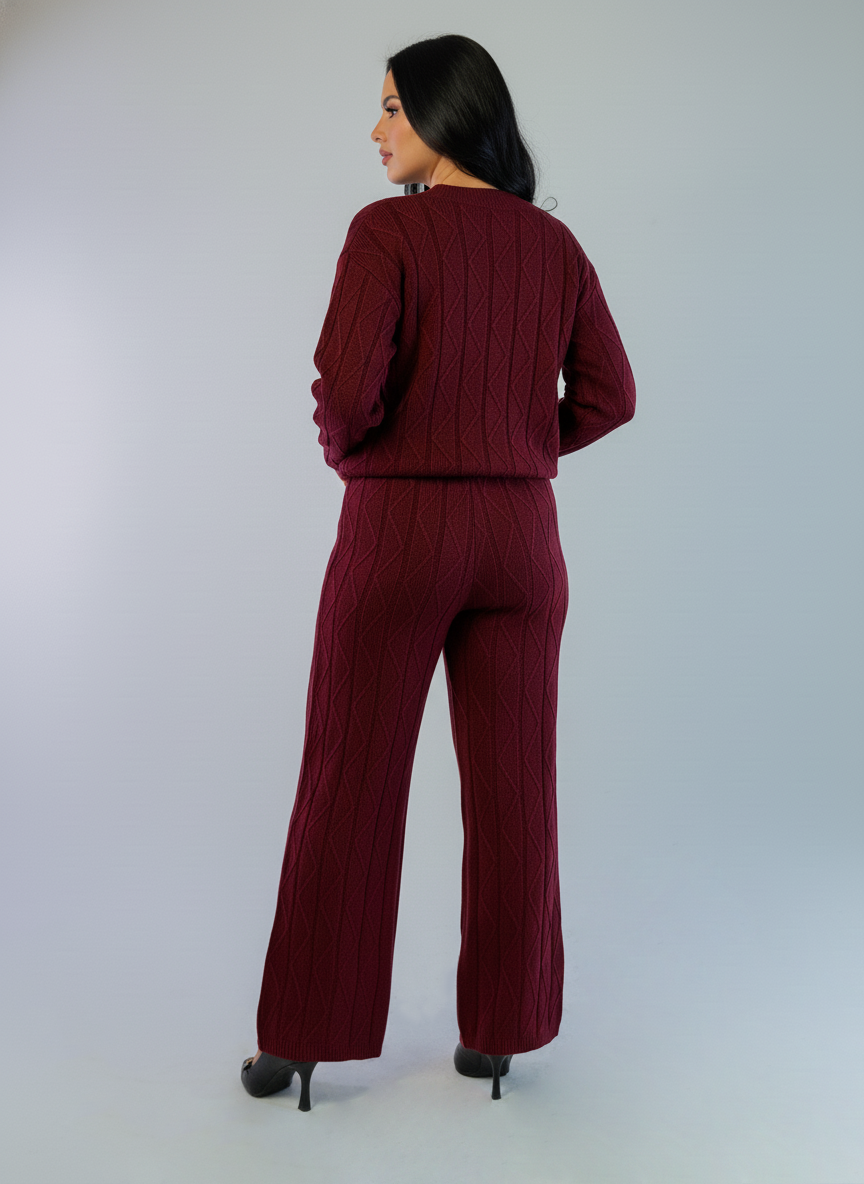 Conjunto calientito tipo suéter guinda de pantalonera y blusa