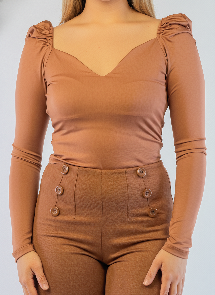 Crop top satinado con detalle en hombros