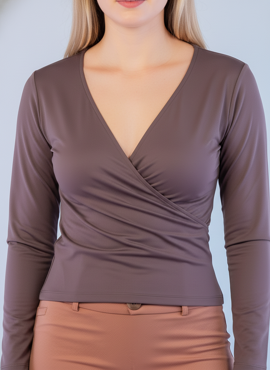 Blusa cafe cruzada con escote en V manga larga