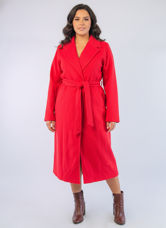 Abrigo largo rojo con amarre en cinturón