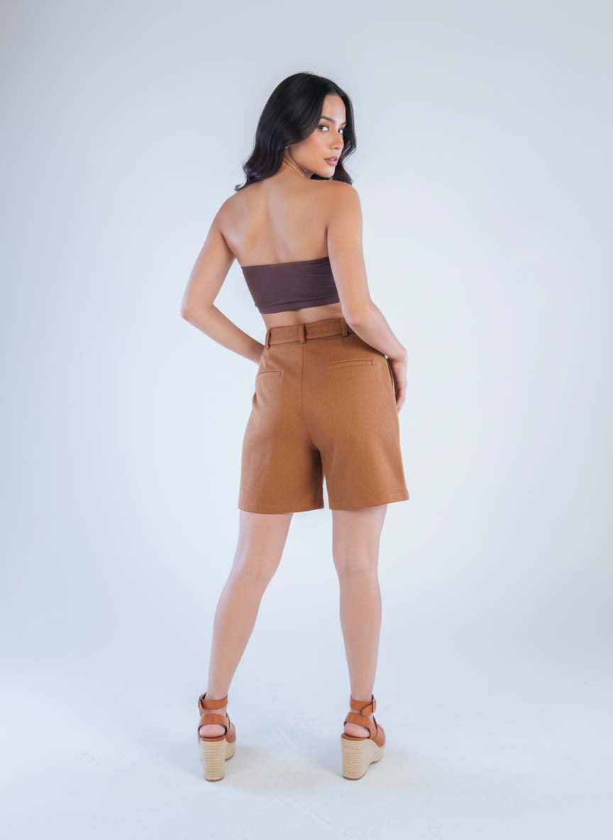 Short de terciopelo cafe largo con botones decorativos