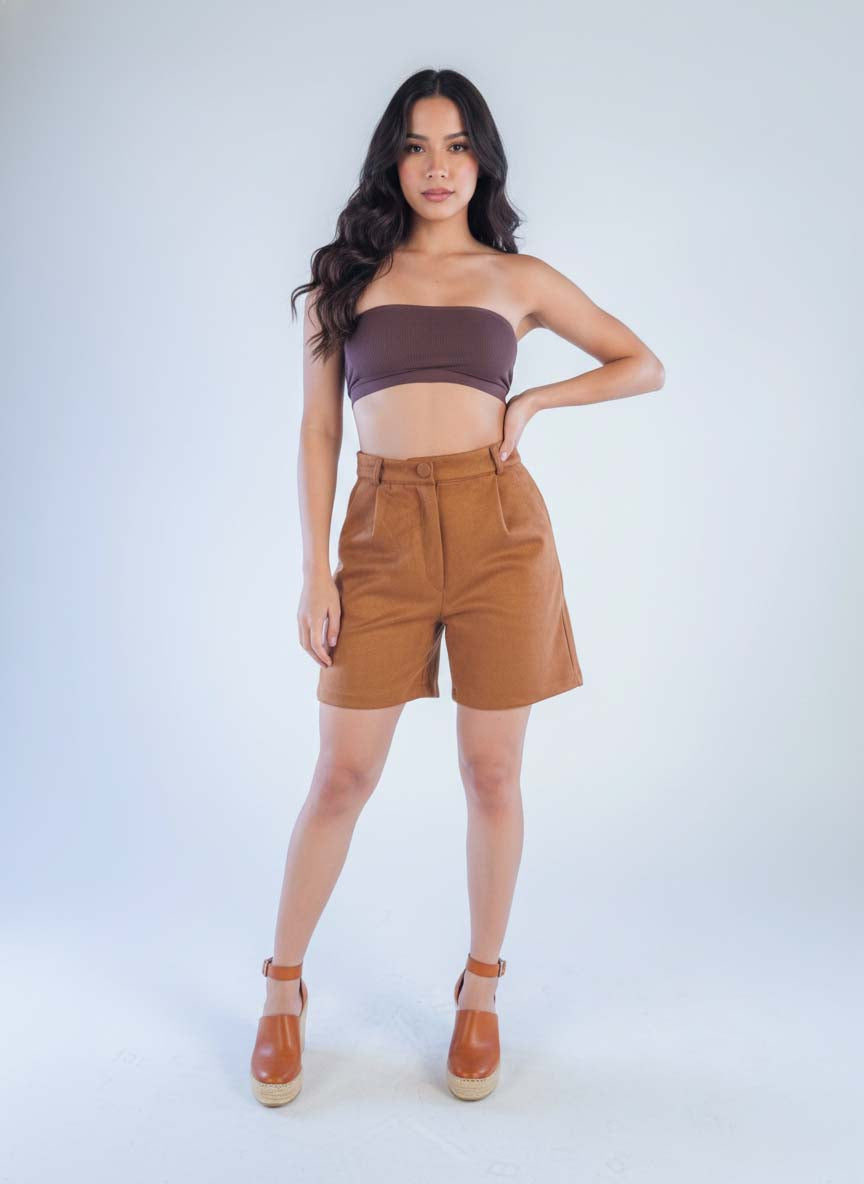 Short de terciopelo cafe largo con botones decorativos