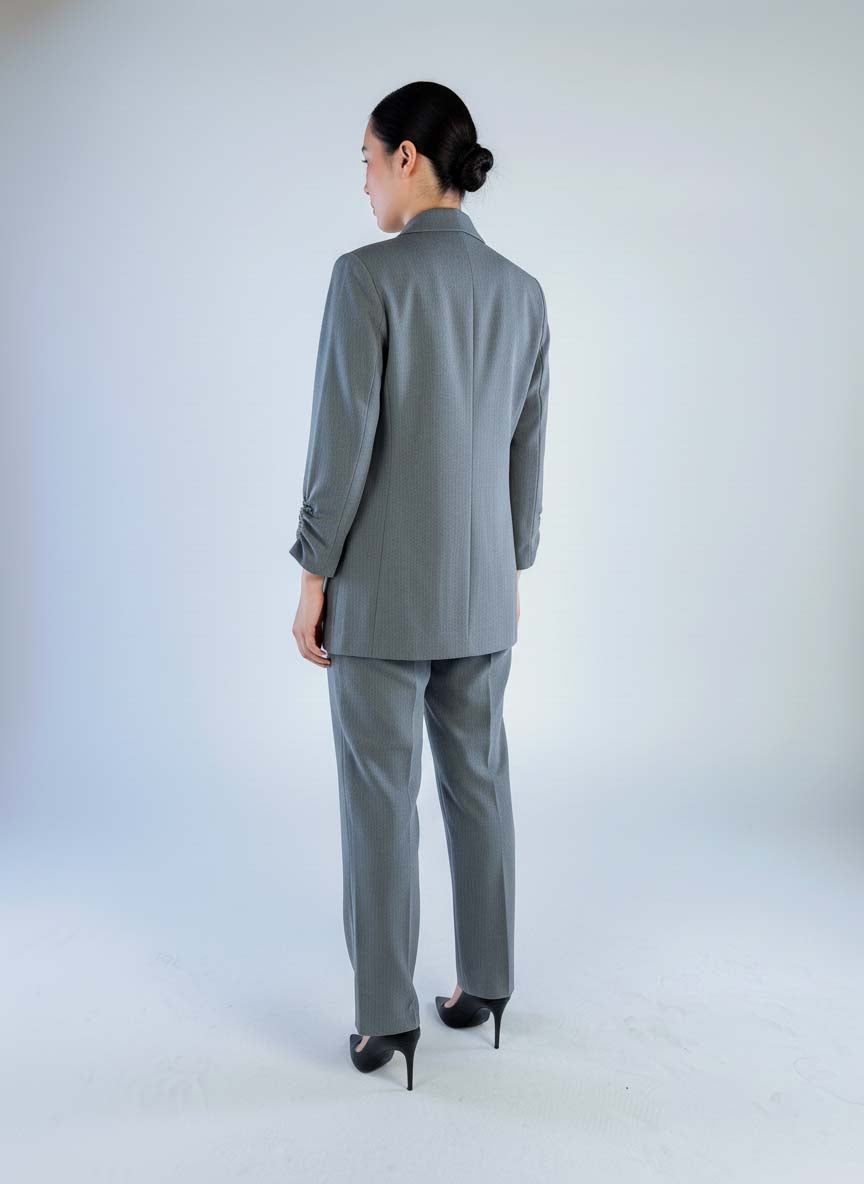 Conjunto de vestir gris de saco con solapa y pantalón