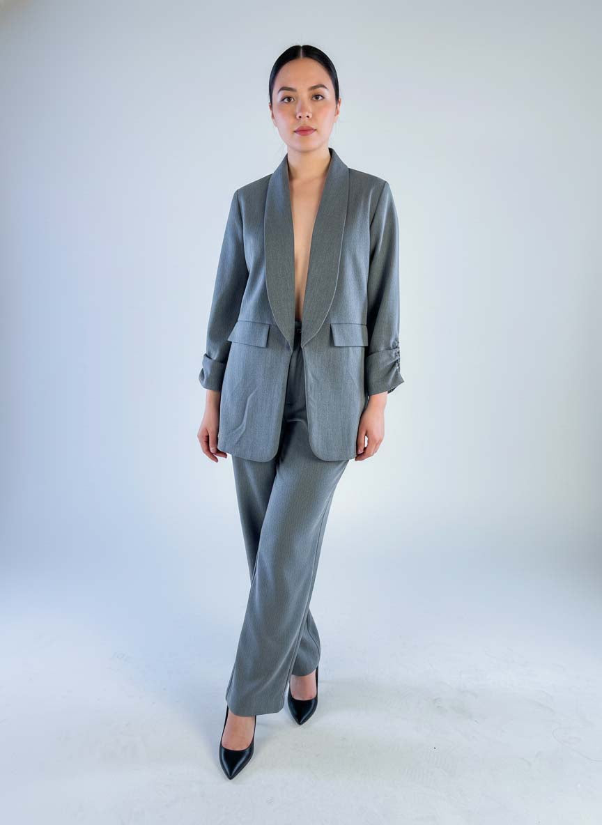Conjunto de vestir gris de saco con solapa y pantalón