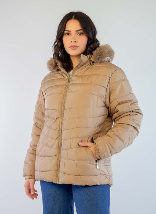 Chamarra beige capitonada cafe con capucha de peluche