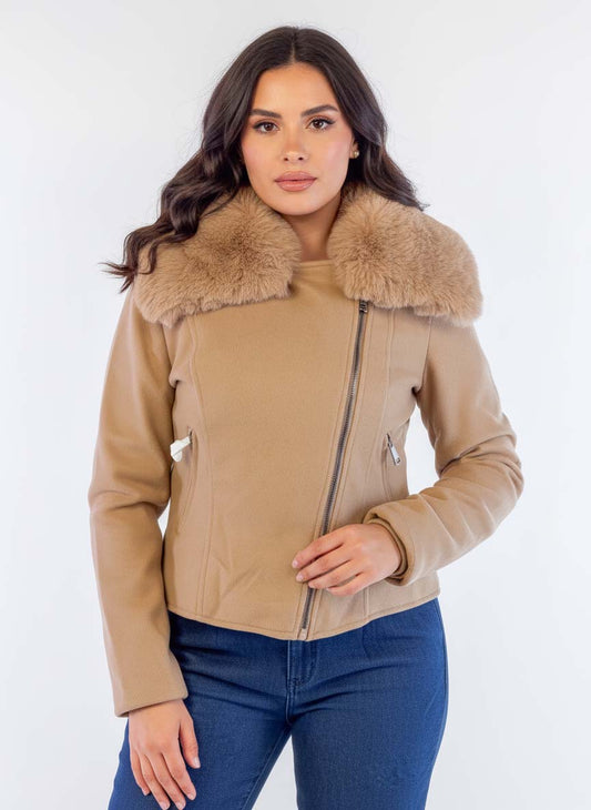 Chamarra beige con peluche en cuello y ziper lateral