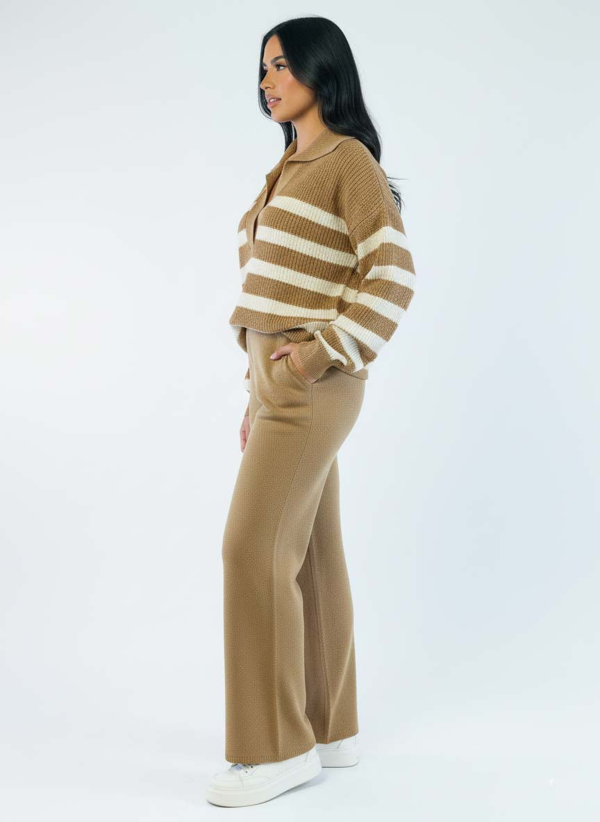 Conjunto beige de dos piezas de suéter tipo polo y pantalonera