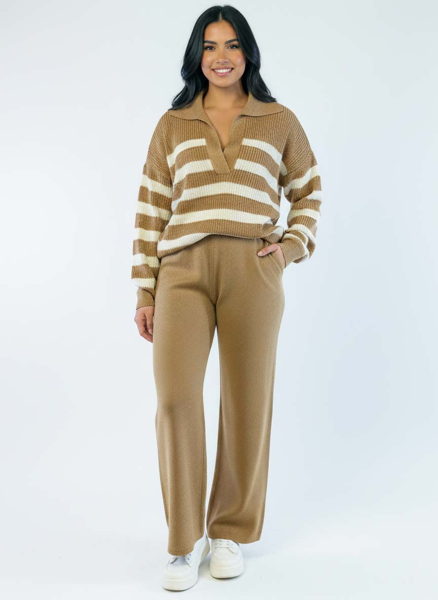 Conjunto beige de dos piezas de suéter tipo polo y pantalonera