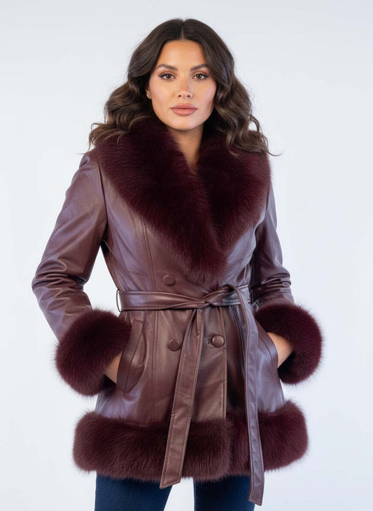 Abrigo color vino con peluche decorativo