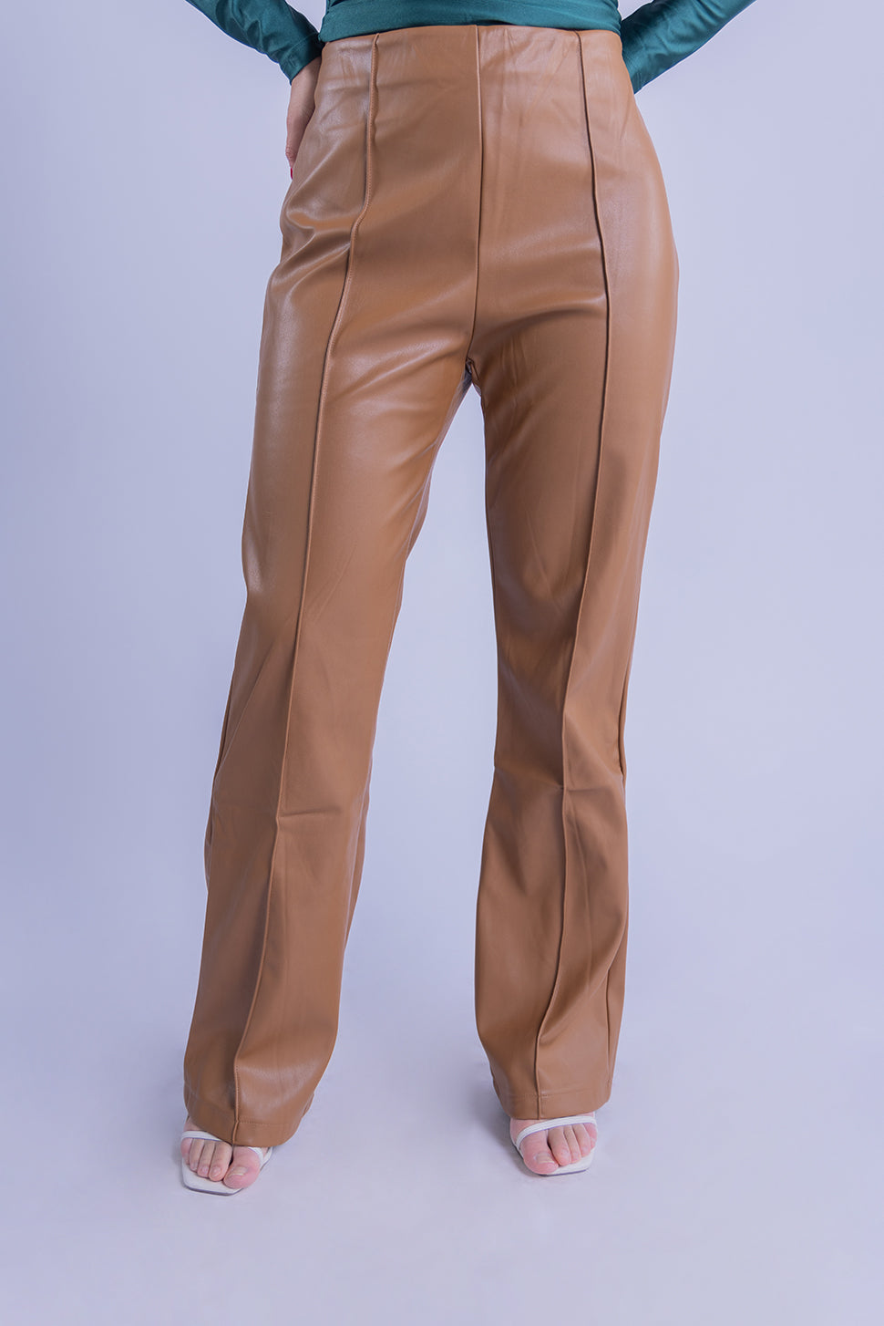 Pantalón de vinipiel seccionado