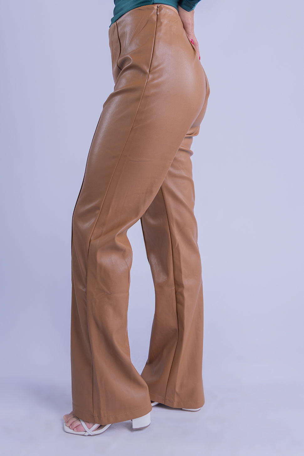 Pantalón de vinipiel seccionado