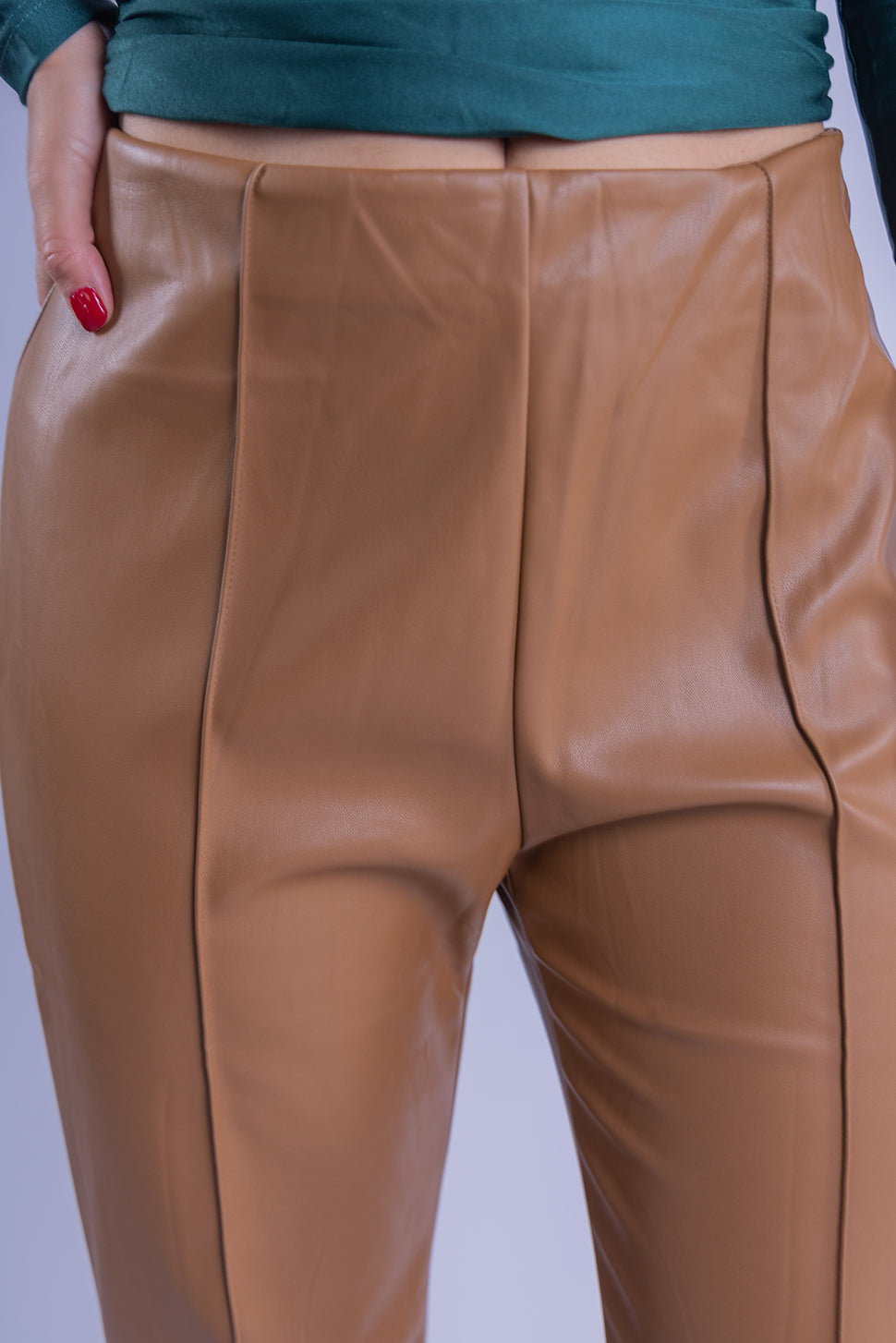 Pantalón de vinipiel seccionado