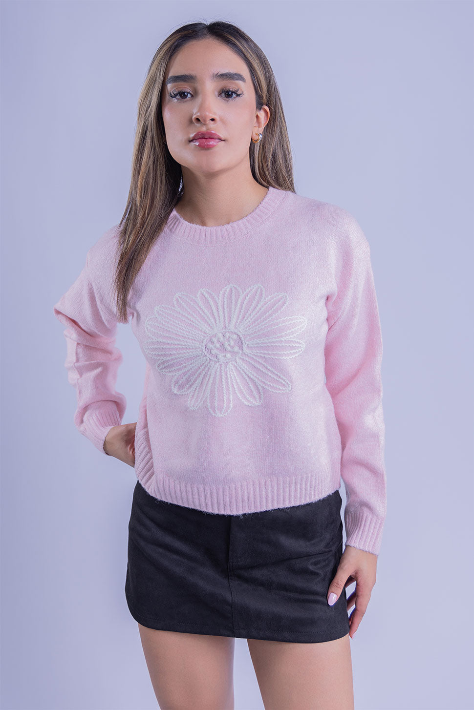 Suéter rosa tejido con flor decorativa