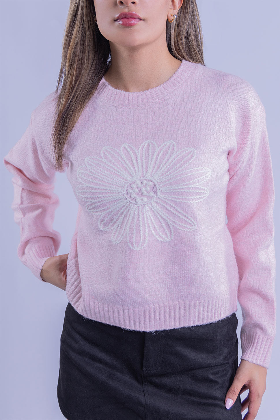 Suéter rosa tejido con flor decorativa