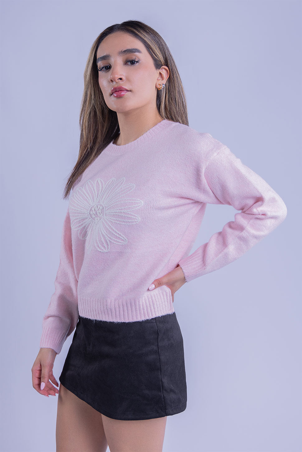 Suéter rosa tejido con flor decorativa