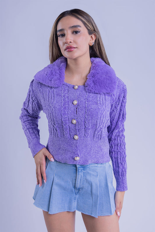 Sueter violeta  abotonado con peluche en cuello
