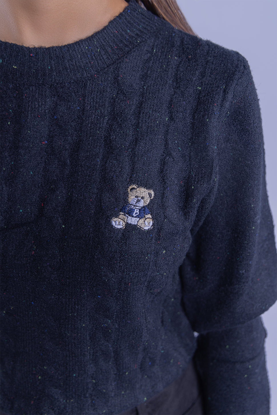 Suéter negro con bordado de osito